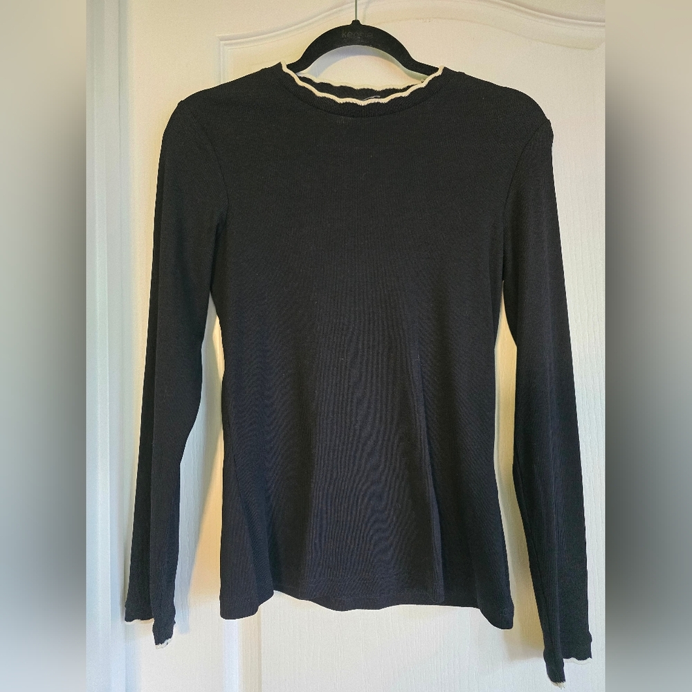 EUC Classic Black Ribbed Knit Long Sleeve Top With White Scalloped Trim